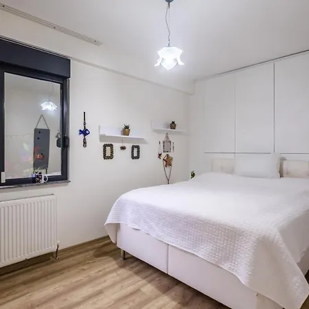 Flat With Rainbow Themed Interior In Goztepe Διαμέρισμα